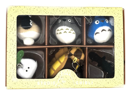 Cute mini size plush set box. With a ball chain, you can hang it anywhere. A Perfect gifts and collections for Ghibli Funs. 6 characters from My Neighbor Totoro, Susuwatari, Totoro, Middle totoro,Small totoro, Catbus, Lizard.  W130×H90×D40mm  For ages 15 and up